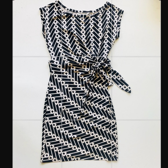 Diane Von Furstenberg Dresses & Skirts - DVF RARE PRINT SILK SLEEVELESS TIE DRESS